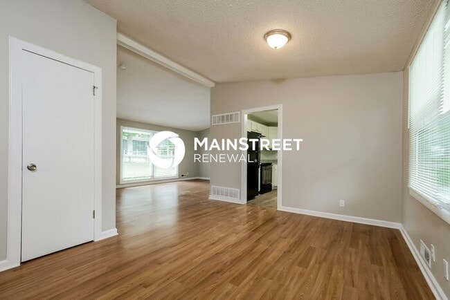 Photo - 4 Bedroom Pet-Friendly Home in OVERLAND PARK, KS with Main Street Renewal