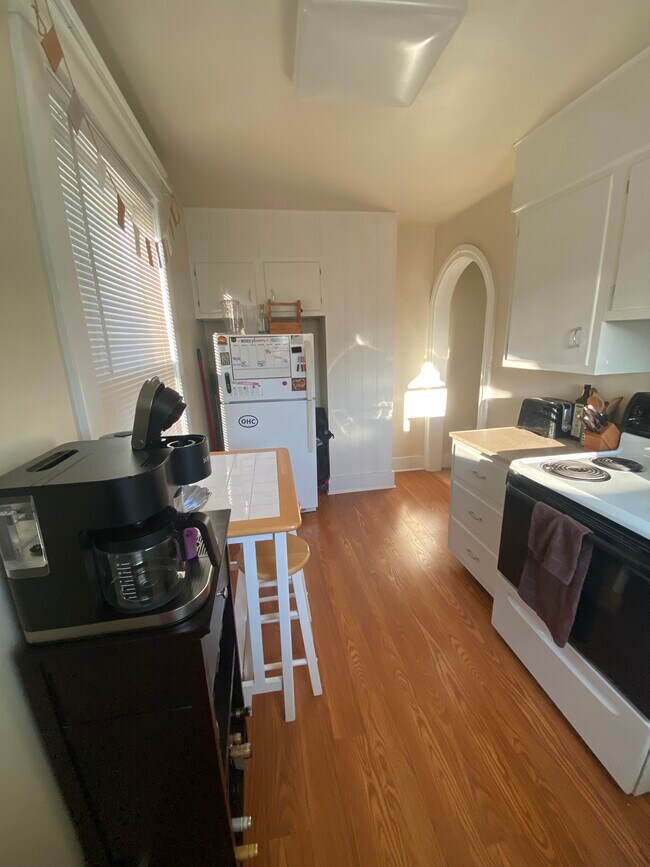 Kitchen - 329 E Grandview Ave Unit UPPER