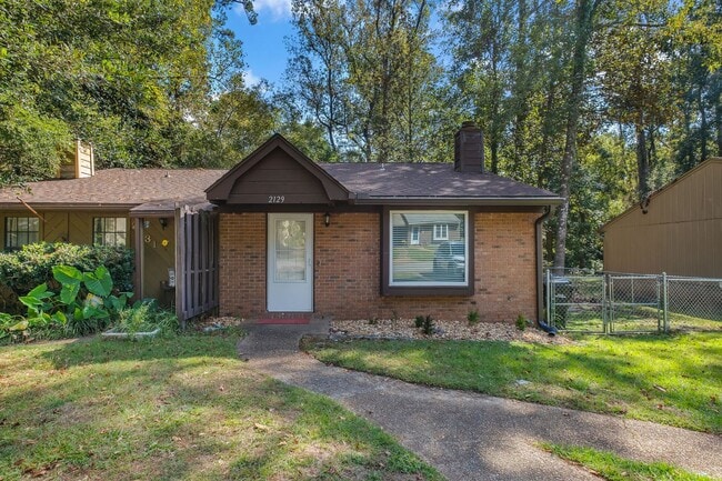 Building Photo - Townhome Off The Parkway