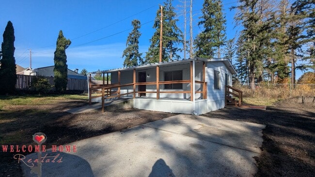 Building Photo - Huge fenced lot - bring your boat, trucks,...