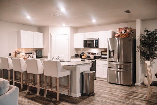 Photo - 228 Lockwood Way E