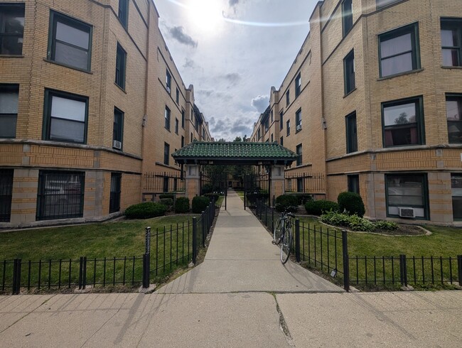 Building Photo - 2338 N Spaulding Ave Unit G