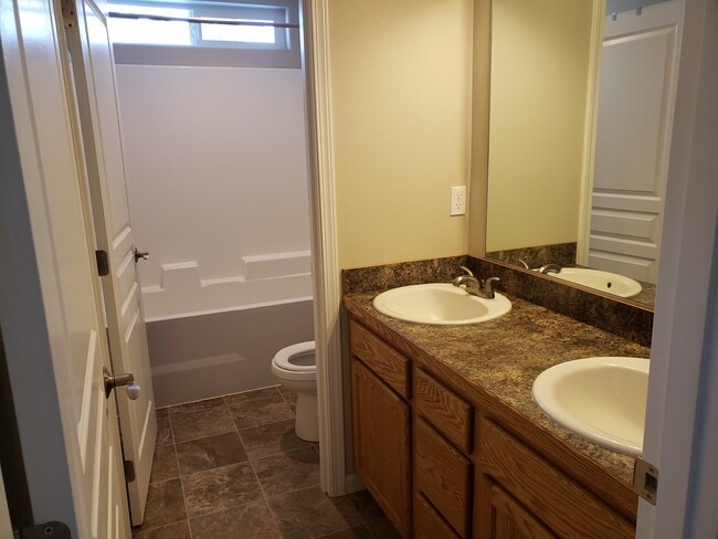 Photo - 1541 Derby St Unit 2 Unit 4