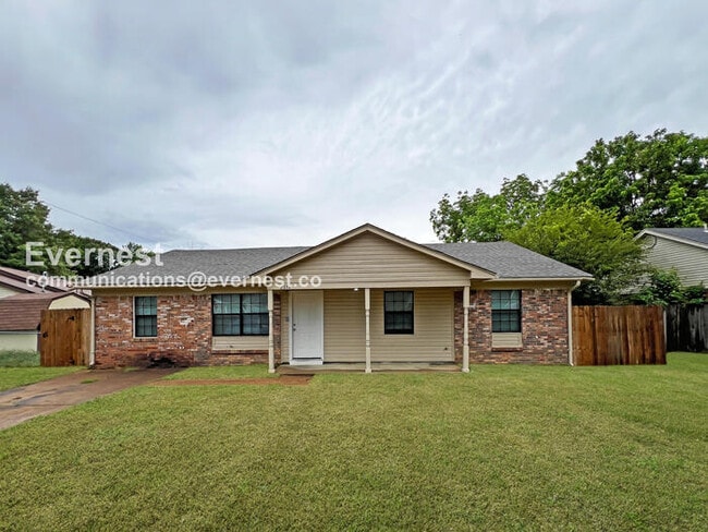 Building Photo - 4 Bed, 1.5 Bath Home with Fenced Yard / Pet-Friendly / Coming Soon!