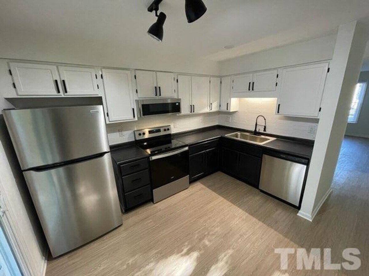 Cozy and Renovated 2 Bed 1 Bath Apartments in the Heart of Wake Forest! - Cozy and Renovated 2 Bed 1 Bath Apartments in the Heart of Wake Forest!