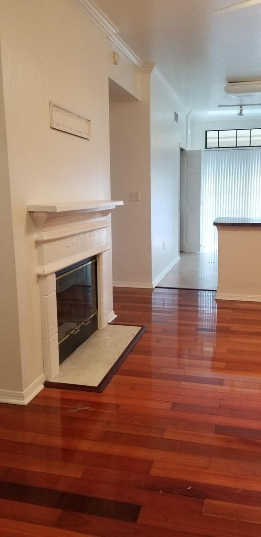 Photo - 1x1 top floor unit with balcony, beautiful...