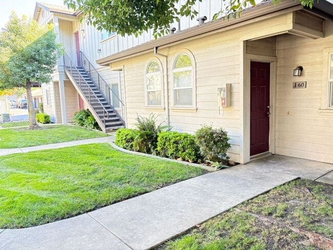 Building Photo - Ground Level, Two Bedroom Condo in Davis Oaks