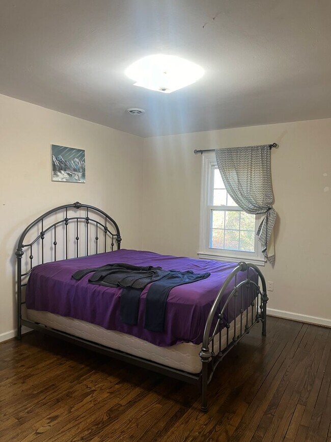 Photo - 4 Bedroom with fenced in yard!