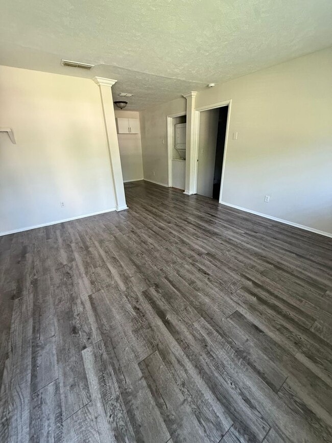 Photo - 323 Meadowbrook Ln