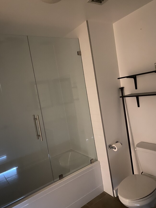 Tall glass shower doors - 645 W 9th St Condominio Unidad 734