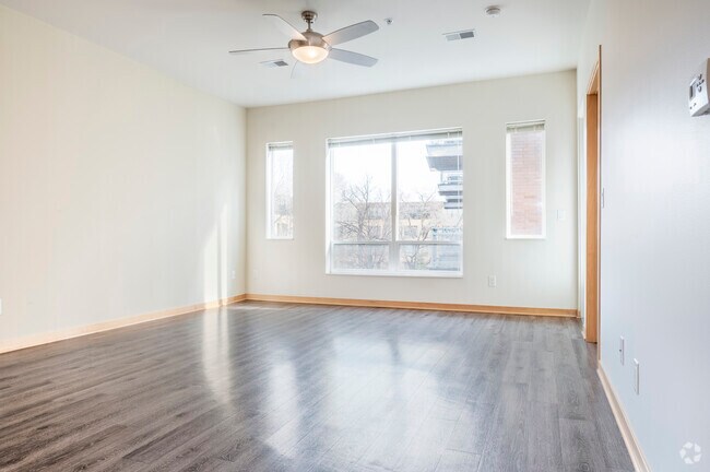 1BR, 1BA - 795SF - Living Room - 640 West