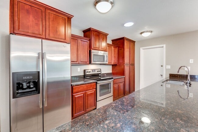 CUSTOM 3 BEDROOM TEMPE HOME WITH NEW FINIS... - CUSTOM 3 BEDROOM TEMPE HOME WITH NEW FINIS...