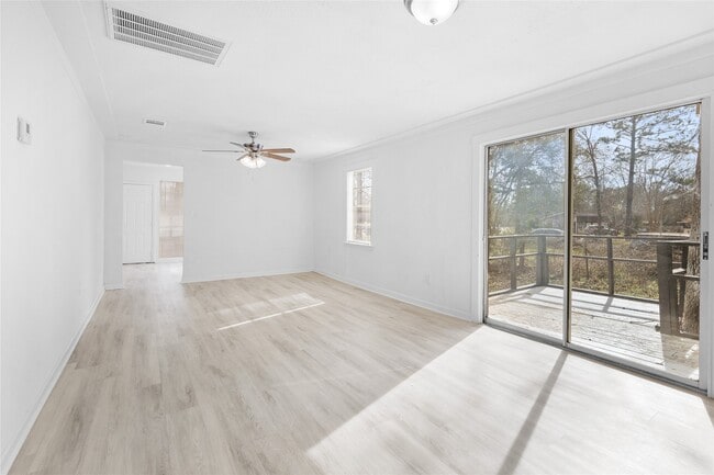 Photo - 16643 Lake Cir