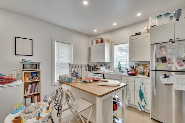 Building Photo - 14 Charnwood Rd Unit -