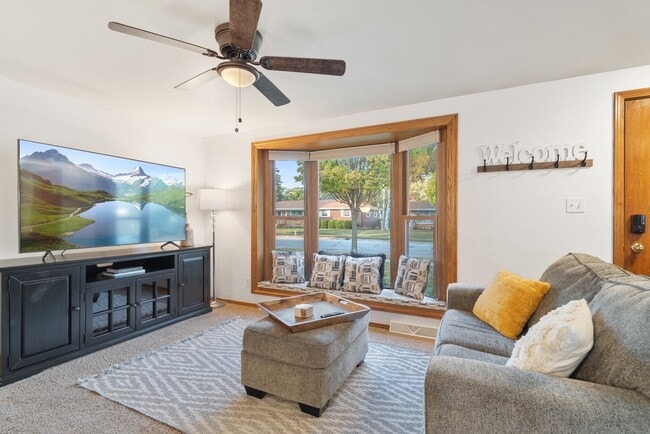 Building Photo - 1253 Roscoe St