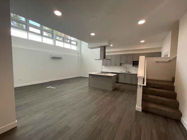BRAND NEW LOFT 2x2.5