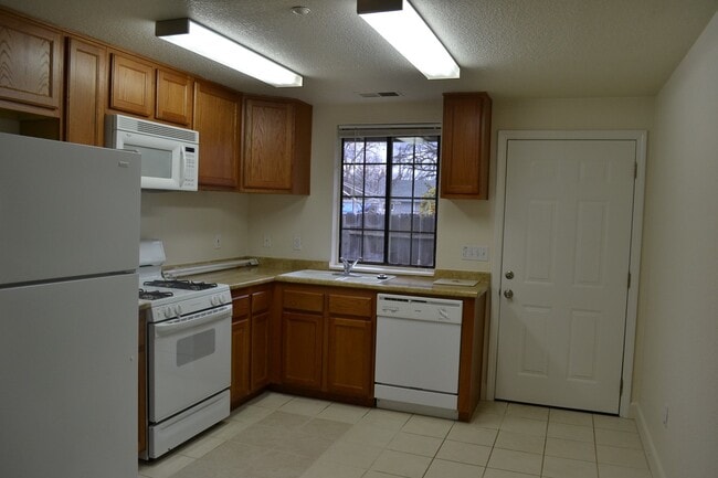 Building Photo - 26857 Madison St Unit B