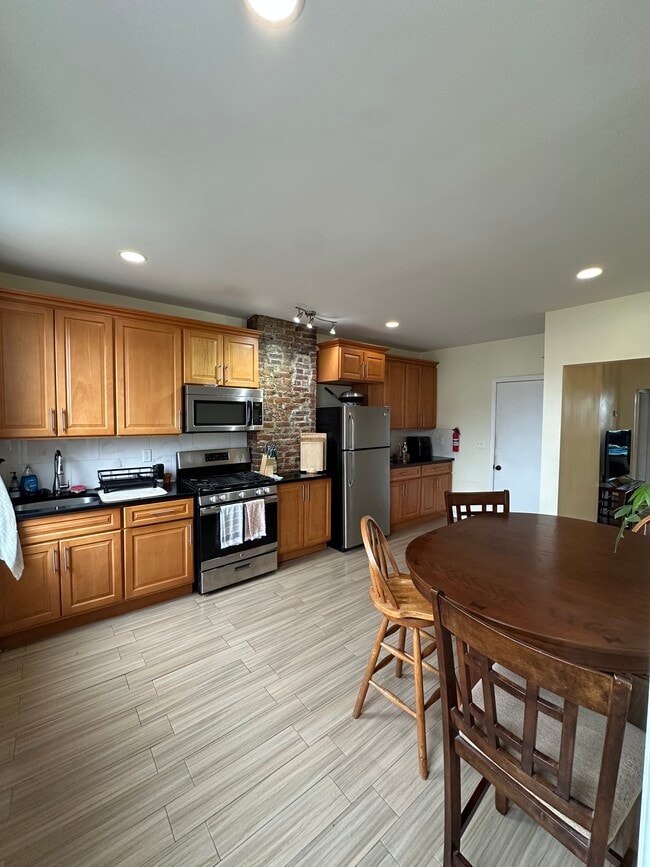 Fotografía del edificio - 160 Hopkins Ave Unidad 2