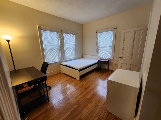 Building Photo - 66 Brook St Rental