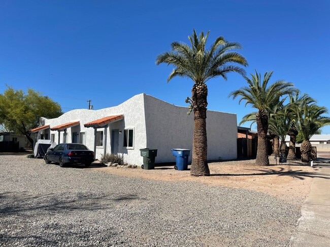Building Photo - Quaint 2 Bedroom and 1 Bath Triplex! Unit 4522 Lester