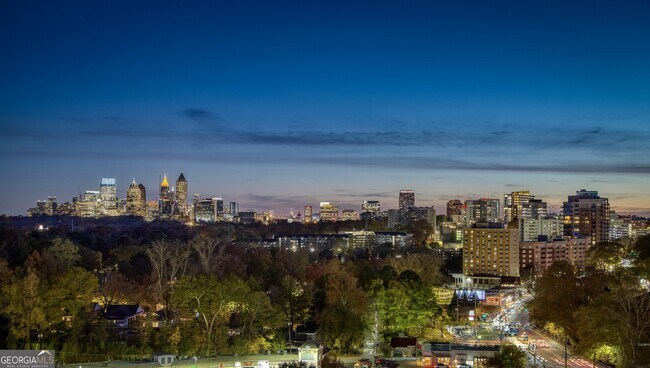 Photo - 2425 Peachtree Rd NE Unidad 1006 Rental