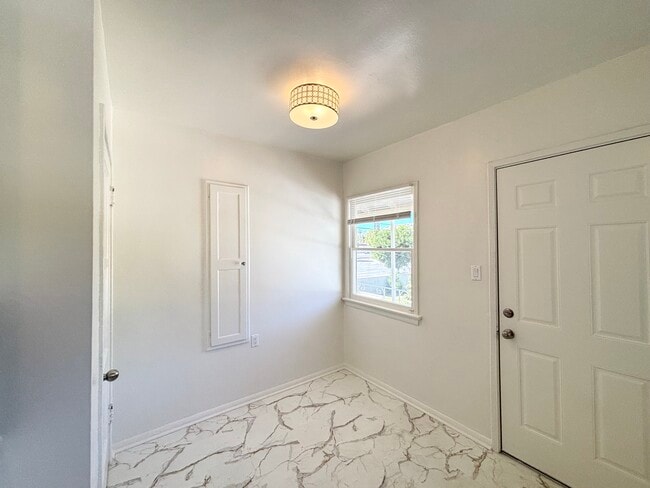 Photo - 2338 Keeler St