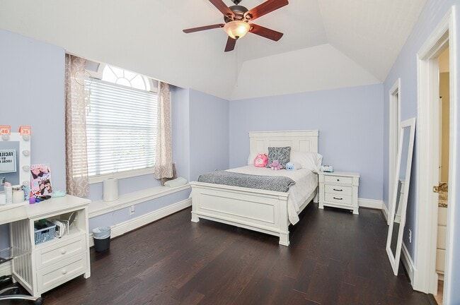 Building Photo - 5835 Stratford Gardens Dr