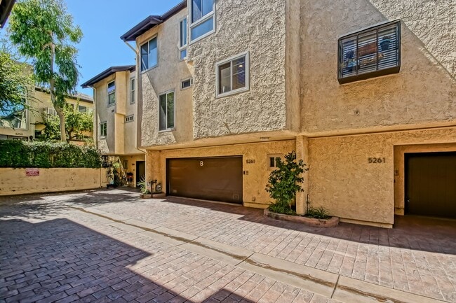 Building Photo - BRIGHT & AIRY, REAR-UNIT TOWNHOUSE W/ SPAC...
