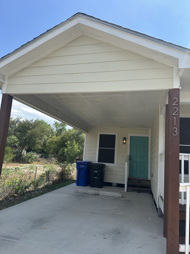 2213 W Diaz Ave