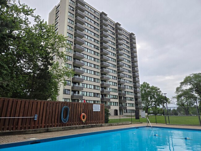 Outdoor Pool - Sir Richard Towers