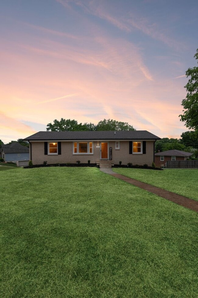 Sango Beauty With Finished Basement! - Sango Beauty With Finished Basement! House