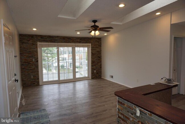 Photo - 80 Versailles Ct