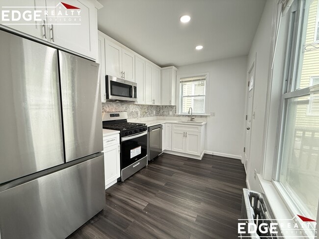 Building Photo - 81 Alder St