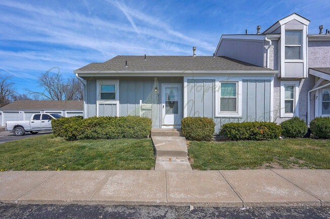 Building Photo - CHARMING TOWNHOME IN LEES SUMMIT!!