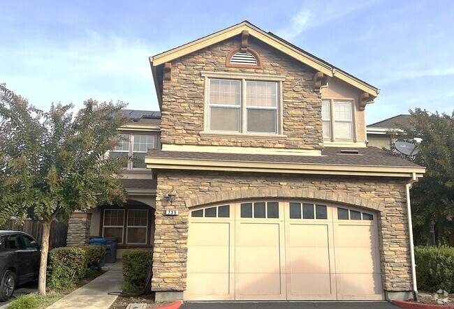 Building Photo - Lovely 4 Bed 2.5 Bath 2 Story Single Famil... Rental