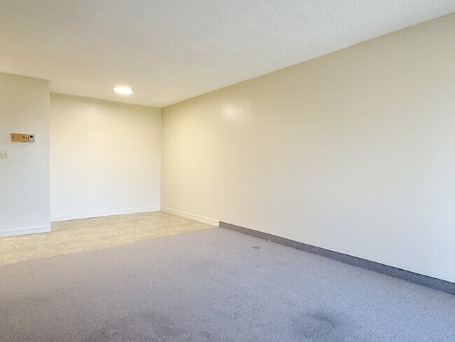 Photo - 4 Dufferin St N Unit 305