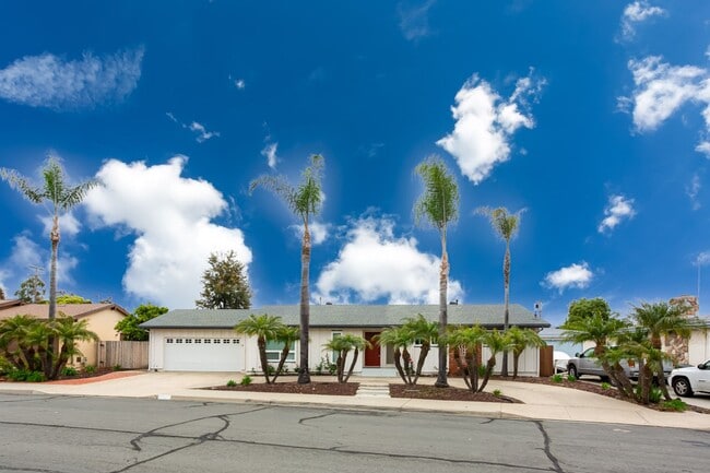 Building Photo - Traditional Single Family with Spacious Yard!