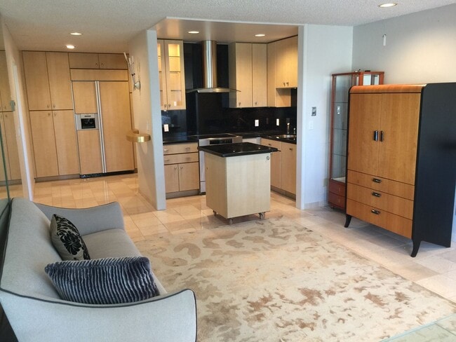 Designer Living in Waterfront Furnished Condo - Designer Living in Waterfront Furnished Condo