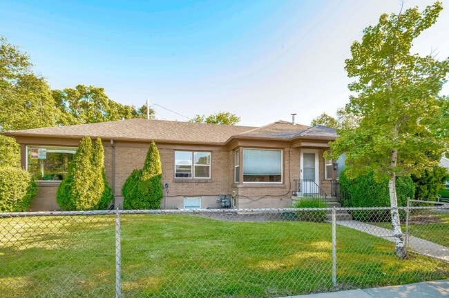 Building Photo - Newly Updated Liberty Wells Duplex!!
