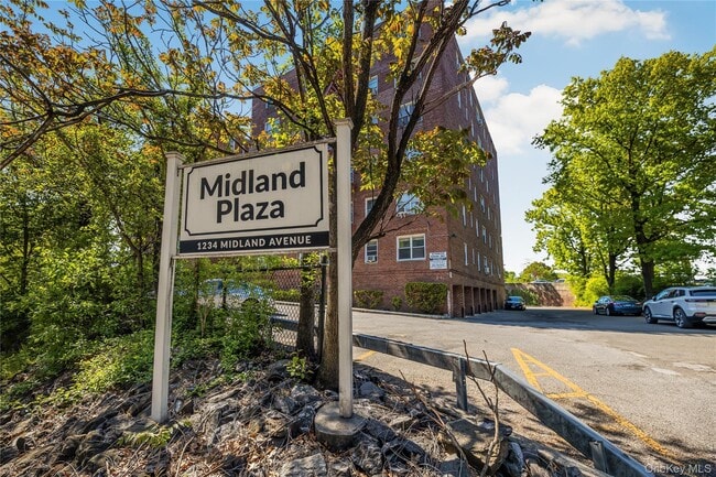 Building Photo - 1234 Midland Ave Unit 1c