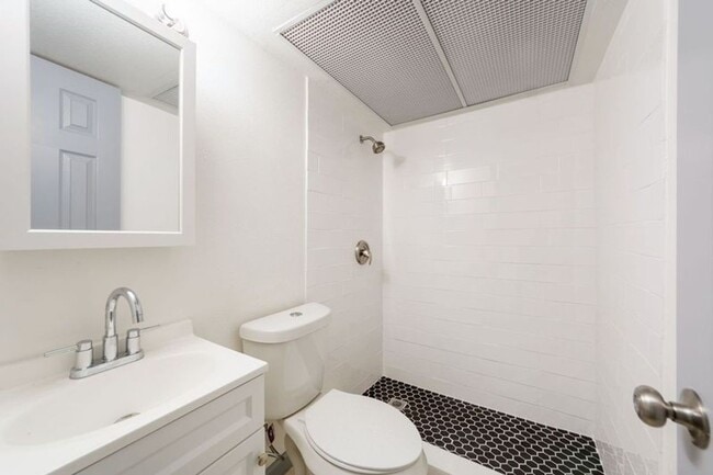 Building Photo - 1800 N Wayside Dr Unit 23