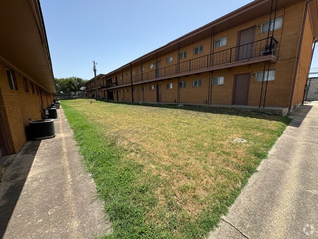 Building Photo - 808 Safady Ave Unit B Rental