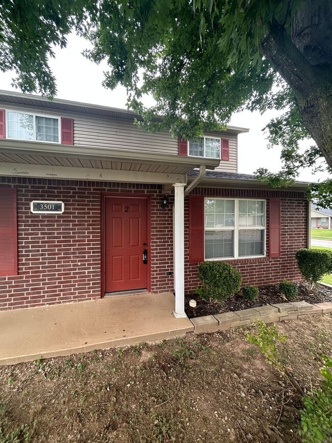 Building Photo - 3501 SW Landau Ct Unit 3501 SW Landau Ct Apt 2