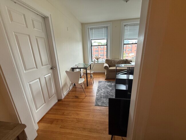 Building Photo - 1942 Beacon St Unit 1 Rental