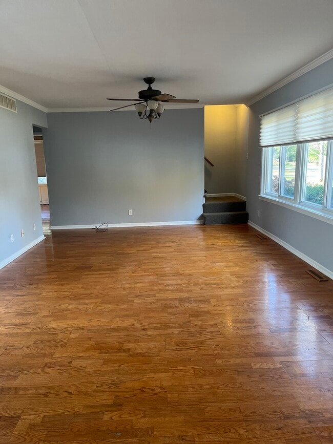 Photo - 587 Front St