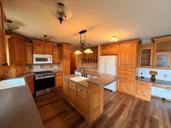Photo - 110 W Carrie Ave