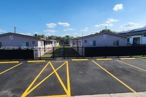 Building Photo - 877 NW 10th St Unit -