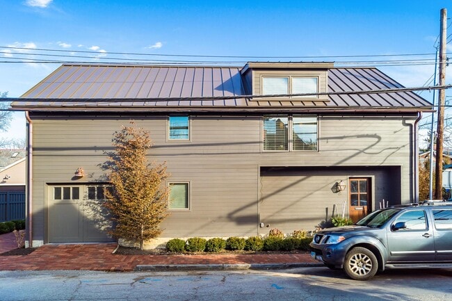 Building Photo - 848 S Lazelle St Rental