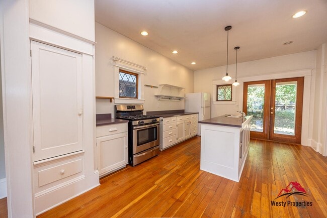 Photo - 2445 SE Belmont St