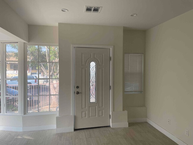 Photo - 2910 S Budlong Ave Unidad 2910 S Budlong Ave